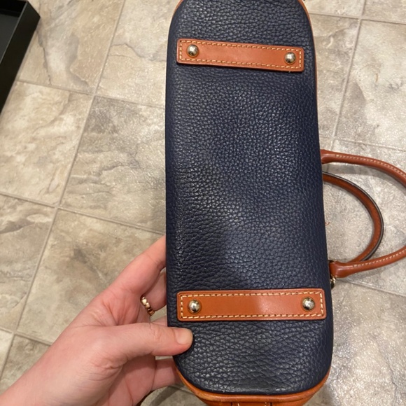 Dooney & Bourke Pebble Grain Domed Zip Satchel Bag navy  Tan Leather  mint condi - Picture 2 of 9